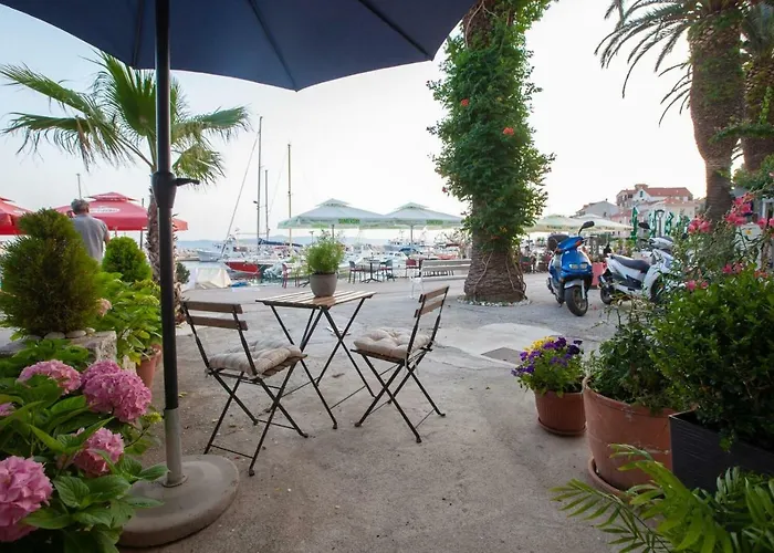 Boutique Waterfront * بودغورا